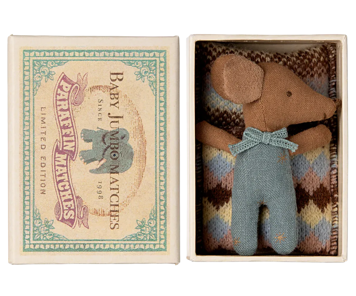 Ratón bebé desvelado en caja de cerillas Azul Maileg