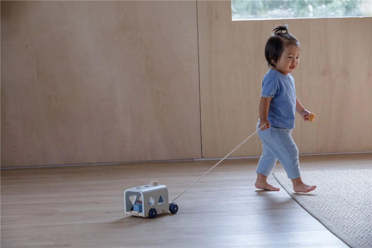 Autobús Escolar Encajable Orchard Plantoys - Imagen 5