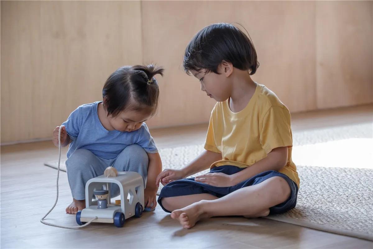 Autobús Escolar Encajable Orchard Plantoys - Imagen 9