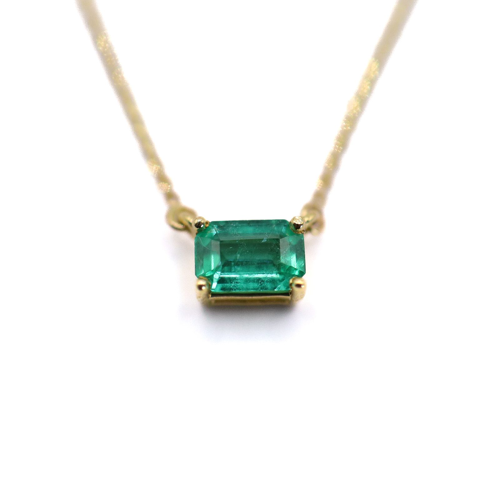 Collar Solitario de Esmeralda en Oro Amarillo