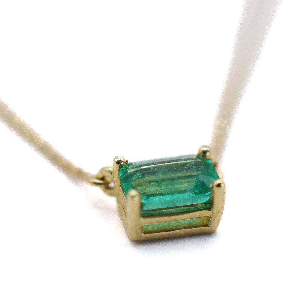 Collar Solitario de Esmeralda en Oro Amarillo - Imagen 5