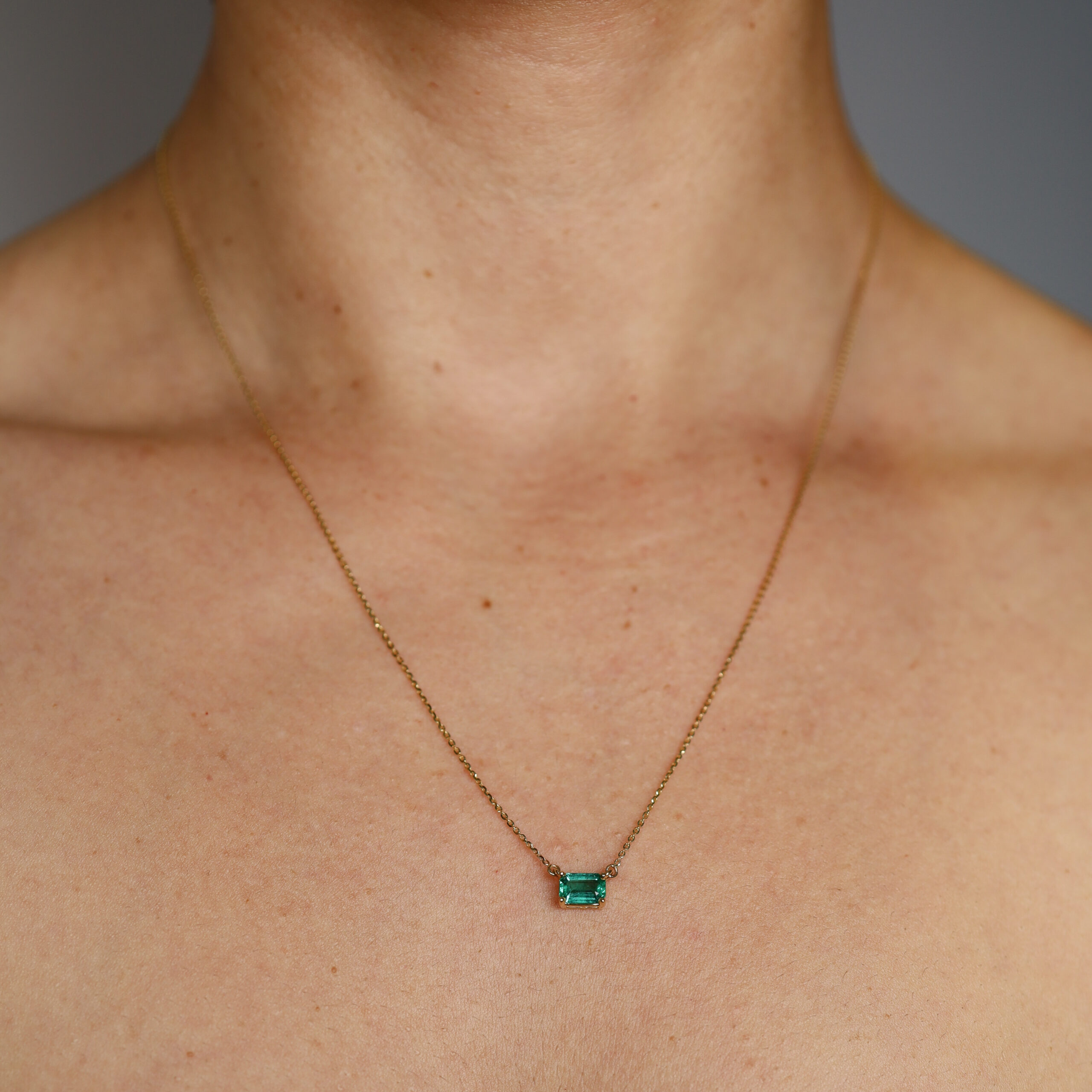 Collar Solitario de Esmeralda en Oro Amarillo - Imagen 2