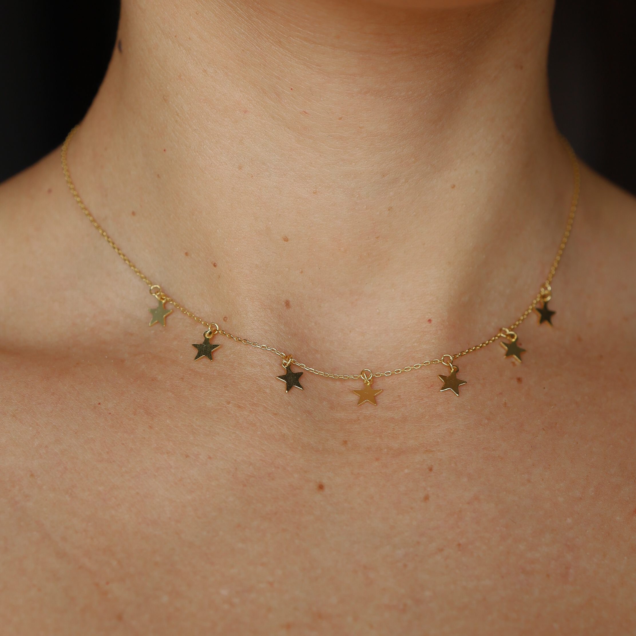 Gargantilla Dorada con Estrellas Colgantes Pequeñas